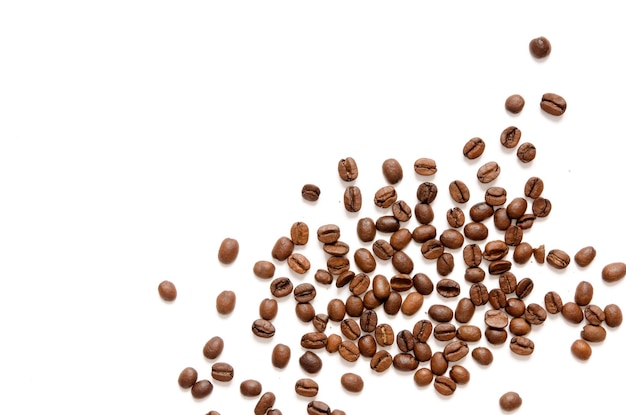 テキスト画像のコピースペースと白い背景で隔離の焙煎コーヒー豆の背景テクスチャ