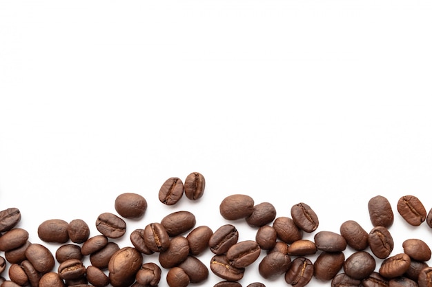テキストのためのコピースペース領域を持つ背景の焙煎コーヒー豆。
