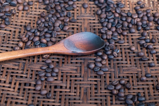 Foto chicchi di caffè tostati sul cesto di bambù