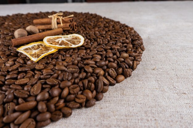 Жареные кофейные зерна можно использовать как фон. Текстура кофейных зерен.
