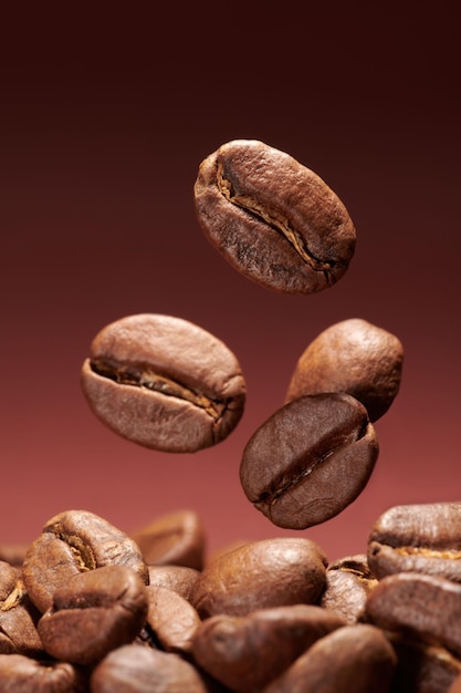 茶色のグラデーションの背景に焙煎コーヒー豆のクローズアップ