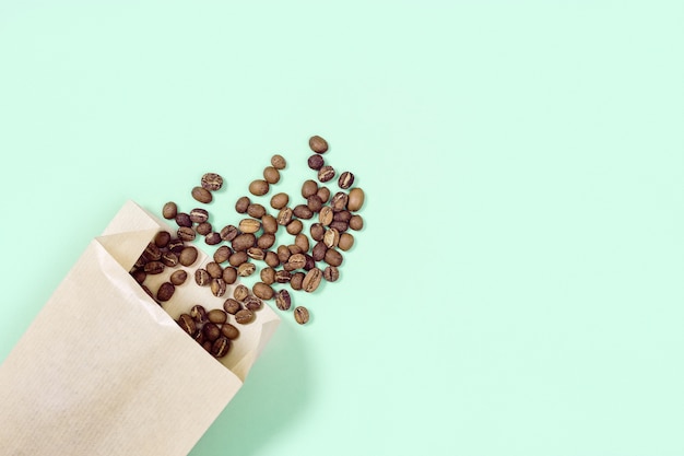 クラフトペーパーパッケージのローストコーヒー豆を模擬。コーヒーショップで買い物。