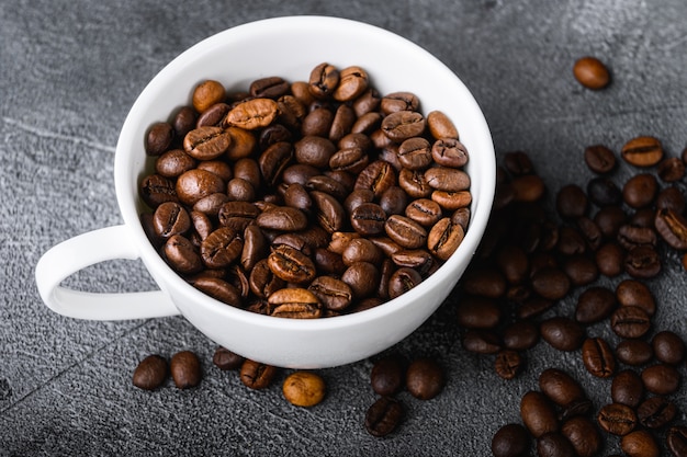 Chicchi di caffè tostati in vista dall'alto della tazza