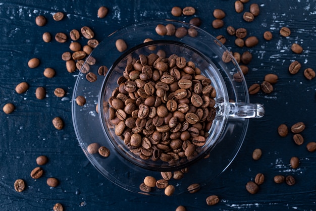 Foto chicchi di caffè tostati in una tazza