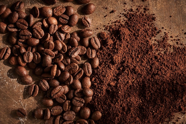 볶은 커피 콩 다른 종류의 땅과 갈색 그루지 배경에 격리된 전체가 닫힙니다.
