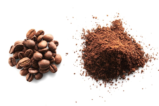 焙煎コーヒー豆の異なる種類の地面と分離された全体が白い背景にクローズアップ