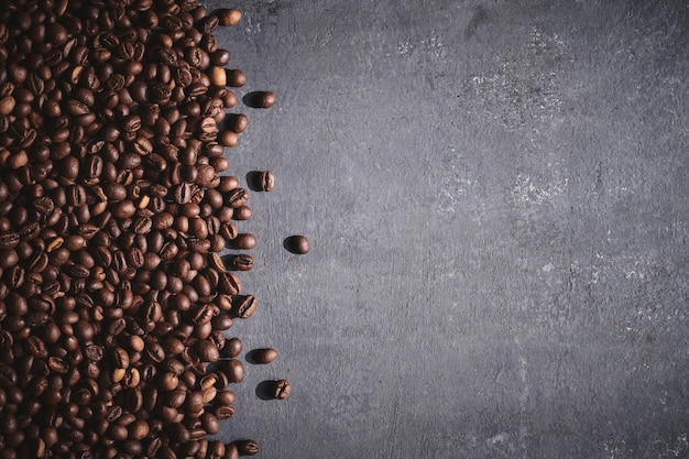 灰色の背景にコーヒー豆の焙煎