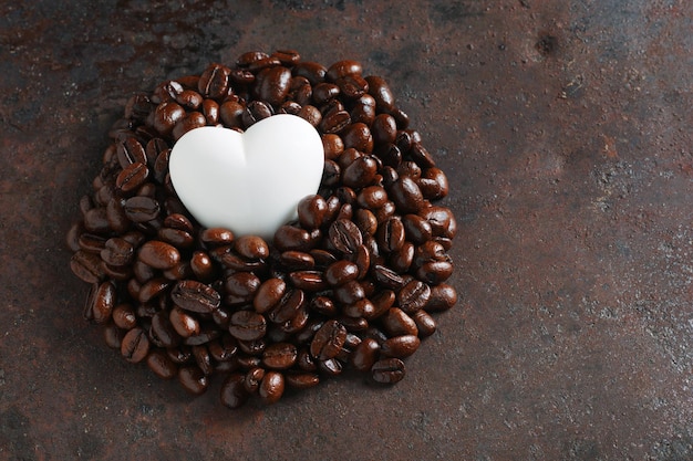 Жареные кофейные зерна и сердце
