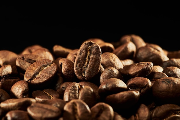 分離された焙煎コーヒー豆は、黒い背景のクリッピングパスにクローズアップ