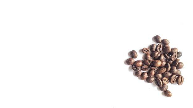 Фото Жареные кофейные зерна, изолированные на белом фоне. ингредиенты для еды и напитков