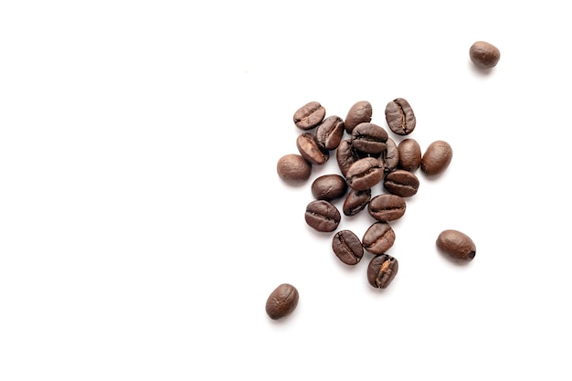 コーヒー豆の焙煎は、白い背景で隔離。閉じる。