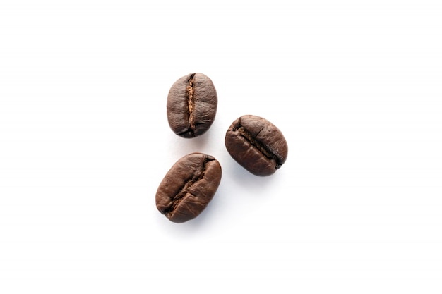 Photo roasted coffee beans isolated on white background.