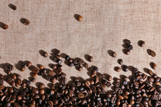 Жареные кофейные зерна на льняной ткани