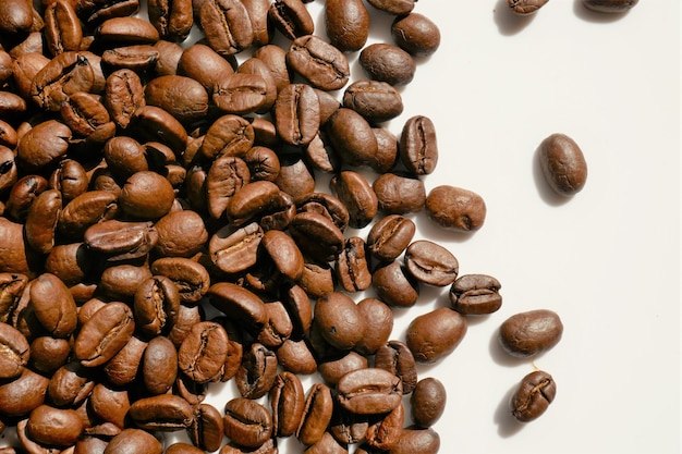 写真 白い背景の上の焙煎コーヒー豆アラビカコーヒーの背景