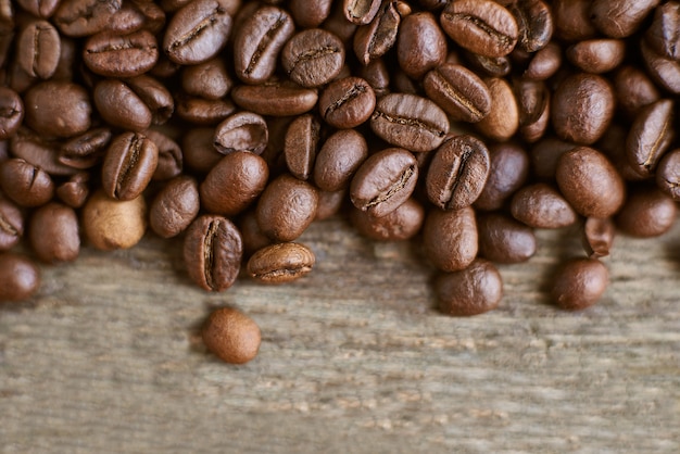 소박한 나무 배경에 볶은 커피 콩. 음식 재료, 평면도
