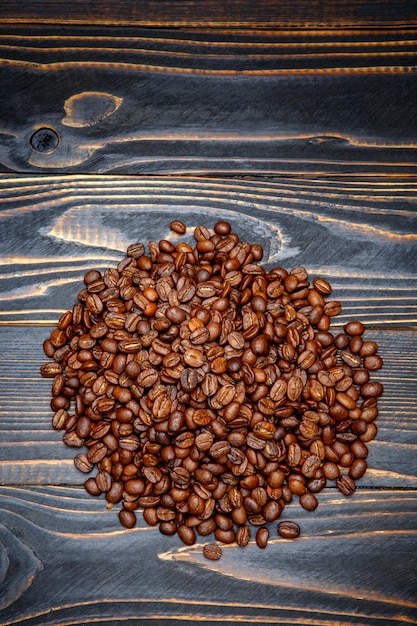 木製の背景にローストコーヒー豆