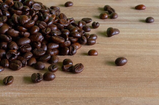 木製の背景に焙煎コーヒー豆。