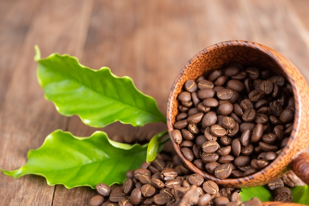 Foto chicchi di caffè arrostiti in ciotola di legno