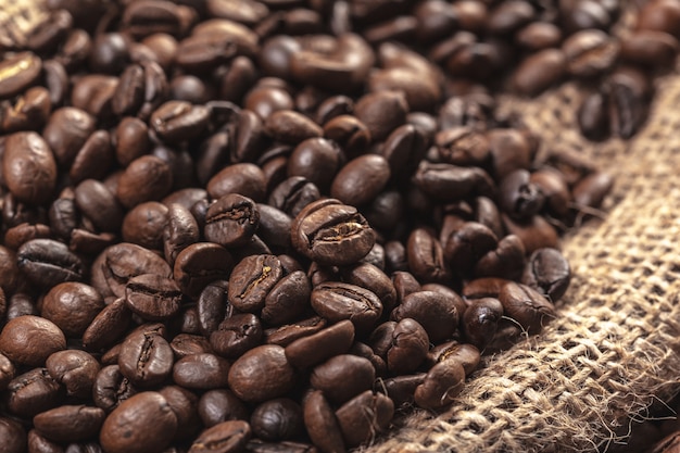木の床でコーヒー豆の焙煎