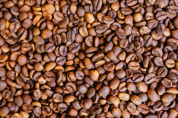 Caffè tostato chicchi di caffè sparati dall'alto, riempiendo il telaio