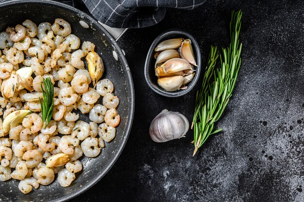 Фото Жареные приготовленные очищенные креветки, креветки на сковороде