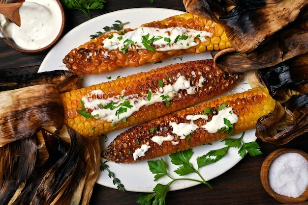 Photo roasted corn with sauce