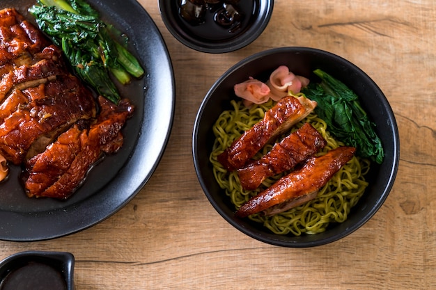 Photo roasted duck with vegetable noodles