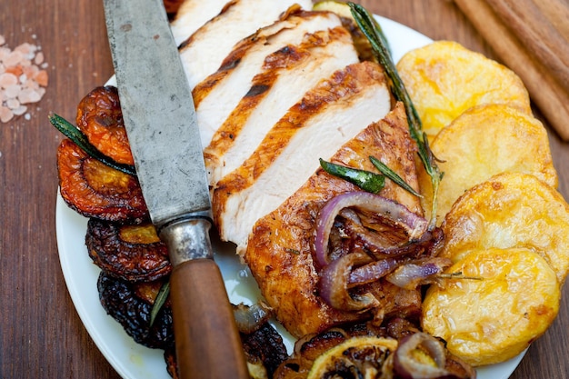 Petto di pollo grigliato arrosto con erbe e spezie