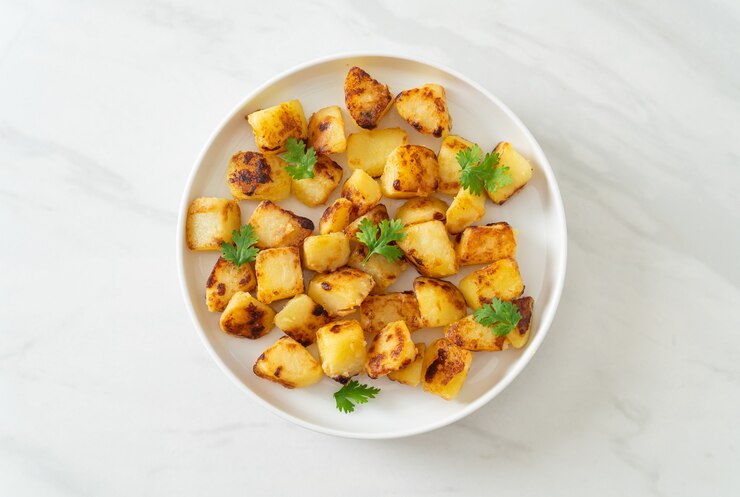 Photo roasted or grilled potatoes  on white plate