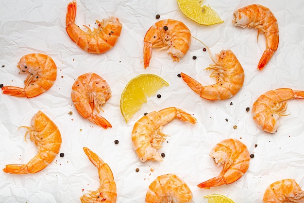 Photo roasted or grilled shrimps with seasonings and fresh lemon