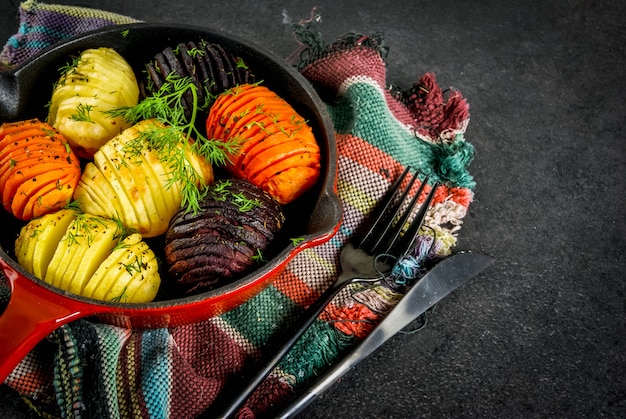 Foto barbabietole arrostite hasselback, carote, patate, con erbe fresche