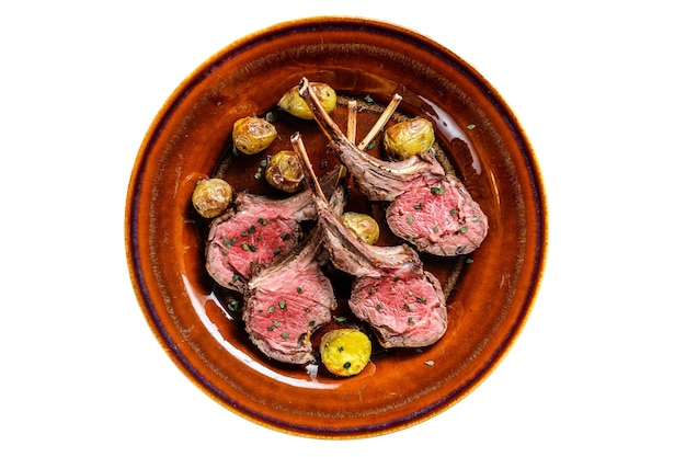 Foto bistecche di costolette di carne di agnello arrosto con patate isolate su sfondo bianco