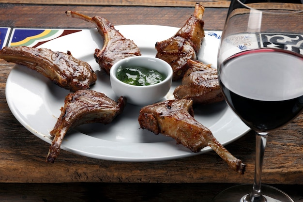 Foto costolette di agnello arrosto e vino rosso