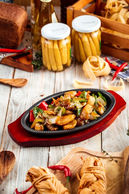 Carne arrosto con verdure in padella di ghisa