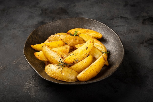 Photo roasted potatoes with rosemary on the plate