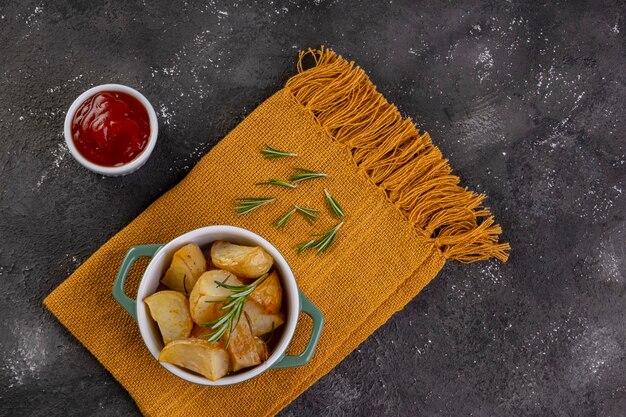 Roasted potatoes with rosemary and spicy paprika.