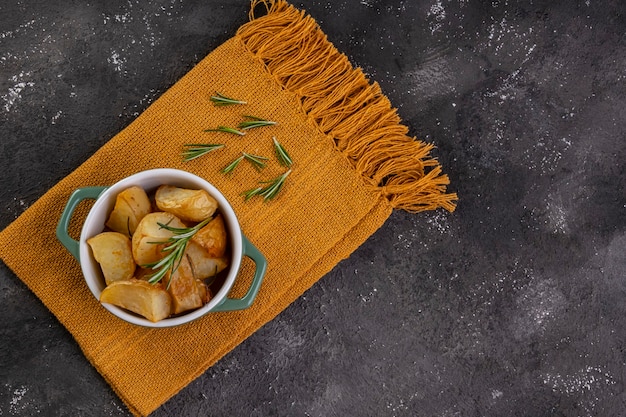 Roasted potatoes with rosemary and spicy paprika.