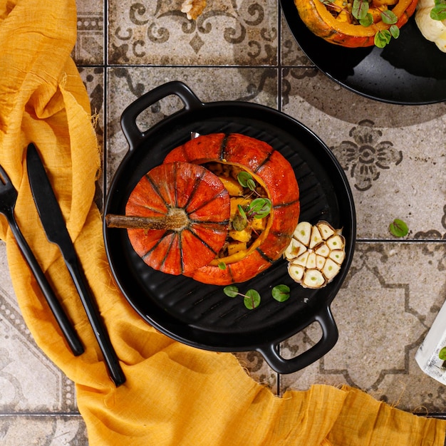 Foto zucca arrostita ripiena di ceci quinoa funghi e pepe verticale