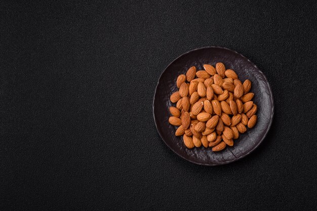ローストまたは生の皮を剥いたアーモンドを鉢に
