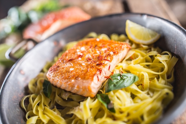 Filetto di salmone arrosto con tagliatelle al limone e basilico.