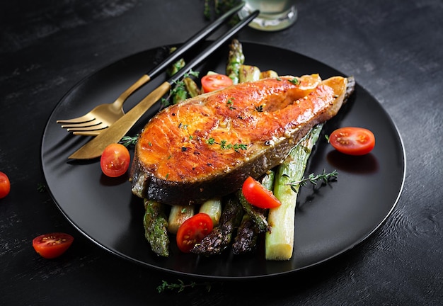 Фото Жареный лосось с гарниром из спаржи и помидоров с зеленью кетогенный обед кето диета