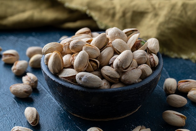 Foto pistacchi arrostiti e salati in una ciotola in ceramica