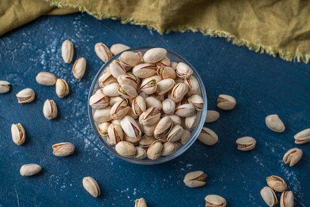 Pistacchi arrostiti e salati in una ciotola di vetro