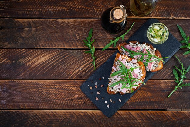 Фото Обжаренные сэндвичи с карамелизированным луком, смешанным с сливочным сыром и травами сэндвич на гриле