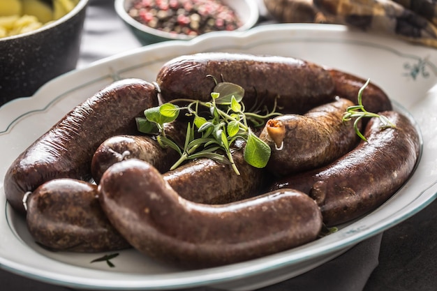 Фото Жареные колбасы на сковороде с розмарином традиционная европейская еда bratwurst jaternice или jitrnice