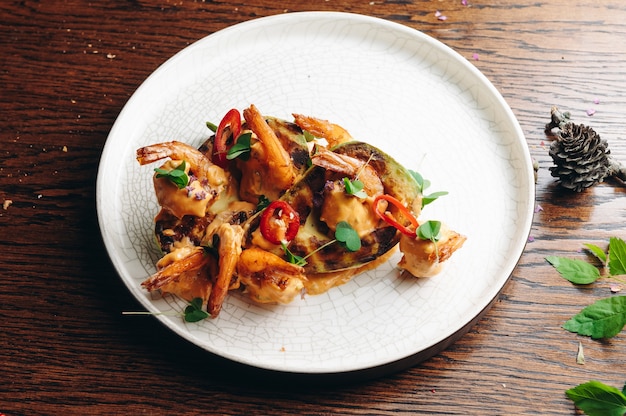 Roasted shrimps with avocado and pepper