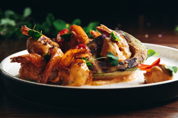 Roasted shrimps with avocado and pepper