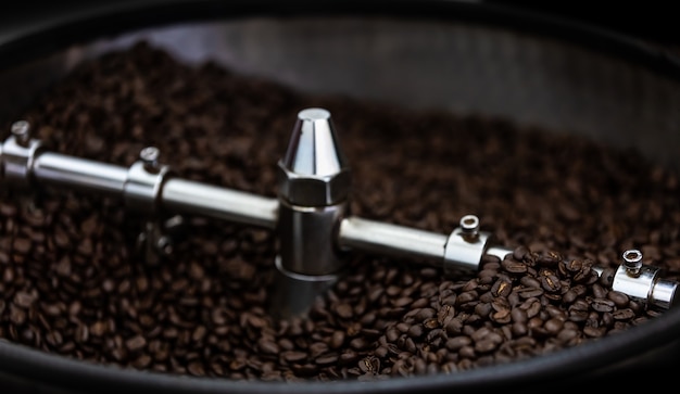 ローストスピニングクーラープロのマシンと新鮮なブラウンコーヒー豆の動きはセレクティブフォーカスにクローズアップ