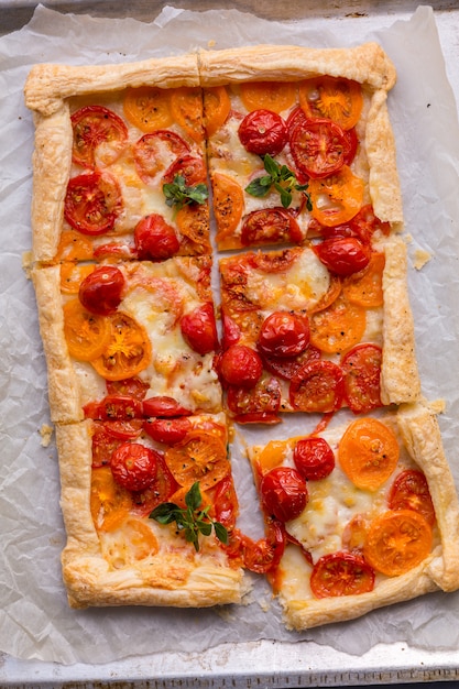 Photo roasted tomato tart puff pastry