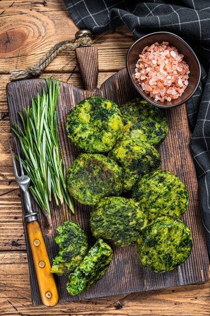 Tortino o cotoletta vegetariana di broccoli e piselli arrosto, falafel. fondo in legno. vista dall'alto.